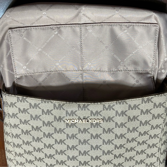 Michael Kors Jet Set, Messenger, Crossbody Bag - Picture 10 of 16